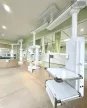 XL21 egykaros elektromos mennyezeti statív – 180 kg terhelhetőség, orvosi gáz- és elektromos csatlakozásokkal